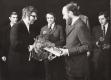 Wolkrův Prostějov 1970, Dr. M. Blahynka předává hlavní cenu Sv. Válovi, režiséru Div. studia LŠU Prostějov
