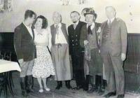 Pardubice, Divadelní ochotnické sdružení, stojící uprostřed J. Kout