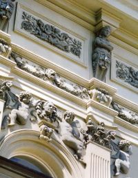 Miletín, Muzeum 0/20, Dvůr Králové, Hankův dům, detail fasády s bustou Václava Hanky