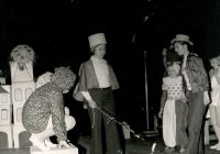 Libochovické divadelní léto 1976, Scéna, O černém klobouku a duhovém míči