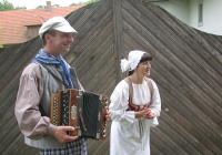 Ratibořice, Oživlé postavy z Babičky Boženy Němcové, 2004, před mlýnem