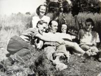 Praha-Žižkov, Sokol-Žižkov, členové souboru ve Vrchotových Janovicích, patrně 2. polovina 40. let