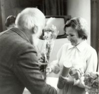 Zvolánková Jana přebírá cenu na recitační soutěži