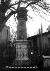 Beřovice, pomník ochotnickému herci, režiséru a spisovateli V. Pejšovi z r. 1904