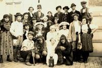 Šanov, o. Rakovník, Lucerna, společná fotografie ochotníků po premiéře, 1938