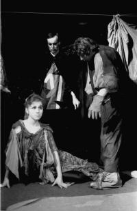 Praha-Holešovice, DS Dovejvrtky, Mlhou za štěstím,1993