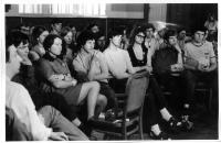 Prostějov, členové Div. studia LŠU před porotou  po představení  Transcendantní Prae-Wert, 1972