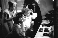 Poběžovice, OP, Líčení členů souboru Horšovský Týn před představením, 1991