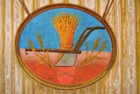 Horní Ředice, detail opony, draperie, ve středovém oválu atributy zemědělství snop, obilí, pluh, 1933