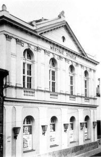 Průčelí městského divadla.