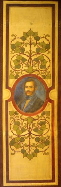 Lovčice, sál hostince U Horáčků, detail opony dle Liebschera, a.malíř Knížek z Nového Bydžova, Kde domov můj, po straně Škroup, 192x