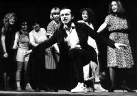 Recitační skupina Vpřed, na snímku vůdčí osobnost skupiny Lumír Tuček, obklopen dívčí částí souboru, 1984