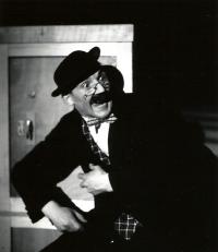 Praha-Kobylisy, Lidové divadlo, U pokladny stál, 1939