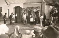 Řípec, DS Klicpera, Dořino štěstí, hráno před domy 35 a 69 - v přírodě, 1932