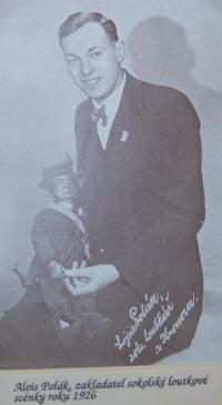 Hronov, Alois Polák, zakladatel Loutkového divadla Sokola, s Lojzíčkem, 1926