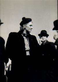 Praha, Dramatické studio ČIN, soubor na nezjištěném zájezdu, 40. léta 20. stol.