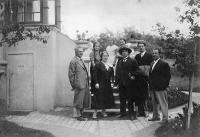 Řevnice, U Šťastných, muž v klobouku houslista Jan Kubelík, jeho syn, houslista a dirigent Rafael Kubelík, po  jeho levé ruce, 1934