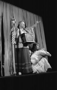 Karolinka, Divadlo Jana Honsy, SKP, Jak sa chodí do sveta za ščastím a jak sa vandruje ze světa dom, 1990