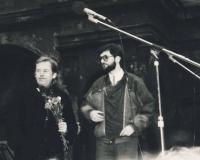 Chomutov, Petr Toman moderuje míting občanú Chomutova s Václavem Havlem, zima 1989/90