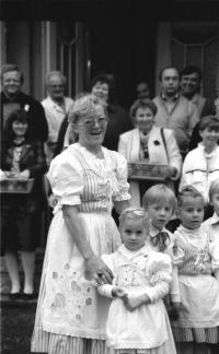 Vysoké nad Jizerou, KDP, Slávka Hubačíková se souborem dětí před vítáním, KDP, 1988