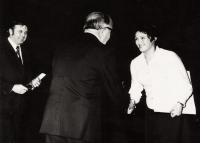 Valašské Meziříčí, 11. mfp, zleva předseda poroty Vl. Justl, gratulace - vítězka Valerie Zawadská, 1975