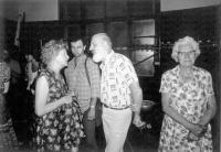 Šrámkova Sobotka 1983, u šatny sálu v sobotecké spořitelně diskutuje prof. Marie Hejnová s režisérem Jiřím Hrašem, za nimi pravidelný účastník ŠS herec Otto Liška