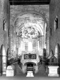 Kněžiště baziliky sv. Jiří v Praze na Hradčanech .