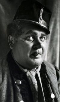 11. JH, soubor ÚMDOČ, Vojnarka, Dr. Košťál z Dačic jako muzikant Drtina, 1941