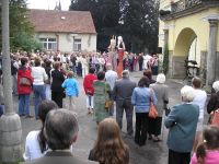 Miletín, muzeum, vernisáž 2006, účastníci před zámkem
