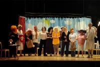 Suchdol nad Odrou, Podiv - Při závěrečné písni Život je jen náhoda. Zleva – E. Kantorová, R. Ehler, A. Závacká, J. Tkadleček, M. Hurtová, I. Škorňová, I. Csibová, J. Hub, R. Kuchyňková, K. Závacká, L. Pazderová a A. Jurnykl.