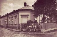 Vamberk, malíř pokojů Grossman, údajný autor opony pro Velké Losenice, foto před provozovnou