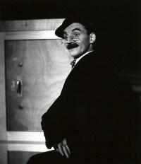 Praha-Kobylisy, Lidové divadlo, U pokladny stál, 1939