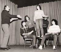 Vedoucí souboru M.Smetana při nácviku pořadu Čau, študente