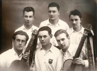 Kotlář Jaroslav, první stojící zprava, v hudební skupině Luňáci, 1944