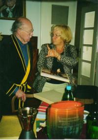 Marie Steinhauserová s Lubomírem Lipským při výběru materiálů pro muzeum jeho rodiny