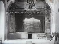 Plasy, zámecké divadlo, portál divadla se spuštěnou oponou, fy Brioschi, Burghard & Kautsky (Vídeň), 1874, zničeno po r. 1930