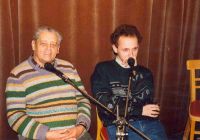 František Čečil za mikrofonem při zkoušce s Vaškem Kordou