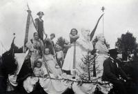 Polička, alegorický vůz osobnosti Tyl, Vrchlický, prapor s šerpou Uměním k svobodě v průvodu při sbírce na stavbu divadla, 1924