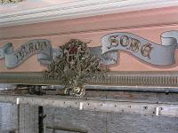 USA, New York, Česká národní budova, detail portálu, 2003