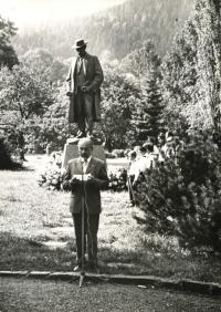 41. Jiráskův Hronov, JUDr. Milan Kyška jako předseda SČDO zahajuje festival, 1971