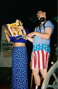 Zvoleněves, Sokol, Šest žen Jindřicha VII., 2000