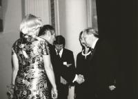 Rachlíková, Růžena a Holík, Stanislav, Hálek Nymburk, předání Zl. odznaku J. K. Tyla, 1977