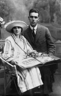 Slavkov u Brna, František Franc, umělecký vedoucí Cyrilské jednoty, s manželkou 1921