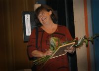 Mirka Císařová na jevišti Jiráskova divadla při převzetí Zlatého odznaku J. K. Tyla, 2005