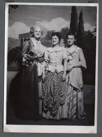 Bílá Třemešná, Osvětová beseda, Úklady a láska