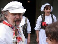 Ratibořice, Oživlé postavy z Babičky Boženy Němcové, 2009, před mlýnem