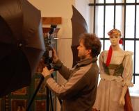 Úpice, Ivo Mičkal fotografuje oponu v M Úpice, 2009