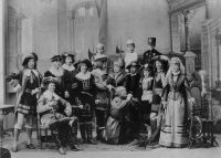 Skupina účinkujících z ochotnické inscenace hry Ladislava Stroupežnického Paní mincmistrová