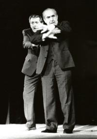 Vik, Jaroslav a Faltejsek, Rudolf, předscény J. Voskovce a J. Wericha, NP seniorského divadla Kroměříž 1998