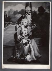 Bílá Třemešná, Osvětová beseda, Úklady a láska